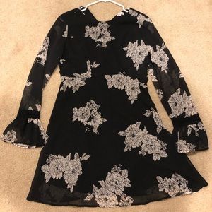 Black and white short dress with wide sleeves